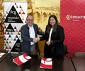 Enrique Oliveira y Sara Fregeneda durante la firma del convenio