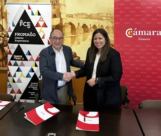 Enrique Oliveira y Sara Fregeneda durante la firma del convenio