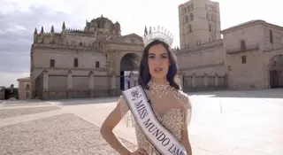 Judith Barrero frente a la Catedral de Zamora
