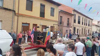 Desfile de carrozas en Santibáñez de Vidriales
