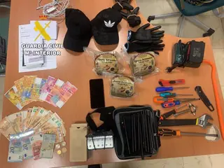 Objetos intervenidos a los detenidos tras la operación mediante la que se han esclarecido seis robos en León y Zamora. GUARDIA CIVIL