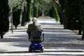 Un anciano en silla de ruedas eléctrica en un parque de Madrid. - Ricardo Rubio - Europa Press - Archivo