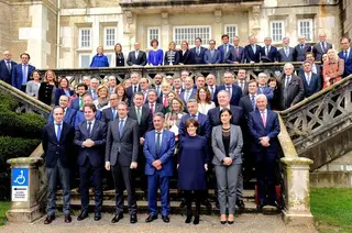 FOTO de familia en Santander En centro de la 3ª fila junto a delegado de Cataluña asoma la delegada del Gobierno en CyL Mª José Salgueiro