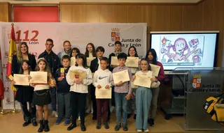 Rubén Cacho ICAL . La directora de la Agencia de Protección Civil, Irene Cortés, y la delegada de la Junta en Valladolid, Raquel Alonso, junto a los galardonados del concurso 1 1 2