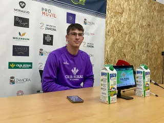 El lateral Oier Ruiz-Zeberio durante la rueda de prensa