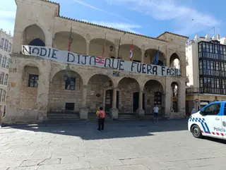 Imagen de la pancarta colocada en la sede de la Policía Local Foto: Verónica Muriel
