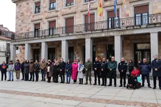 Minuto de silencio Zamora poor asesinatos viiolencia machista
