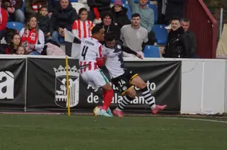 Abde en una disputa del balón en el partido Unionistas de Salamanca - Zamora CF | Juanes - S24H