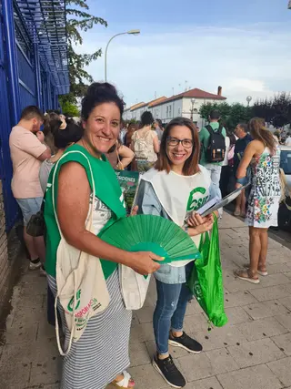CSIF ha repartido abanicos a los aspirantes que aguardaban para entrar al examen