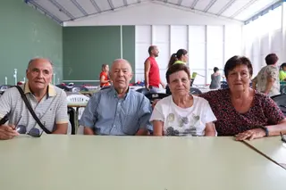 Vecinos de Pinilla de Fermoselle, algunos de los pocos desalojados que quedaban esta mañana en el polideportivo de Bermillo de Sayago
