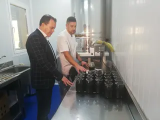 El presidente visita una PYME relacionada con la producci n de miel