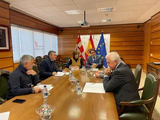 Reunión de la Mesa de madera