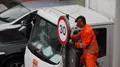 Un operario coloca una de las señales limitadoras el pasado 2021