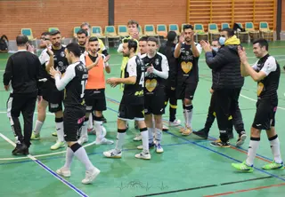 El equipo zamorano aplaude a la grada