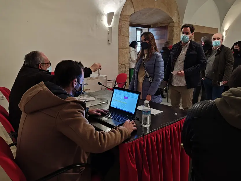 Hermanos durante la votación