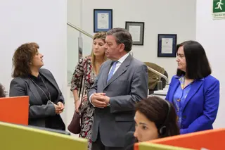 El consejero de Presidencia, Luis Miguel González Gago, visita las instalaciones del servicio 012