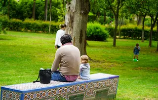 Archivo Unos padres con su hijos en el Parque