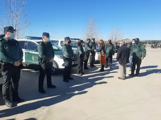 Virginia Barcones junto a la Guardia Civil