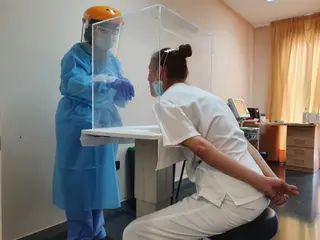 Prueba PCR a un sanitario