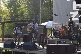 Un grupo de música en Las Aceñas de Cabañales.