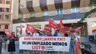 Protesta De Ugt Frente Al Banco Santander