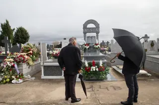 Zamoranos acuden al cementerio de San Atilano. Archivo