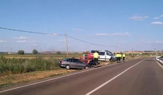 Una mujer herida en una salida de vía en la carretera de Moraleja