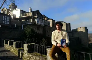 Daniel Boyano muestra uno de los ejemplares en Puebla de Sanabria