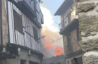 El fuego afecta a varias viviendas en La Alberca.