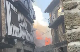 El fuego afecta a varias viviendas en La Alberca.