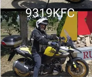 Imagen del hombre desaparecido, junto a su moto y la matrícula. CTA AUVASA