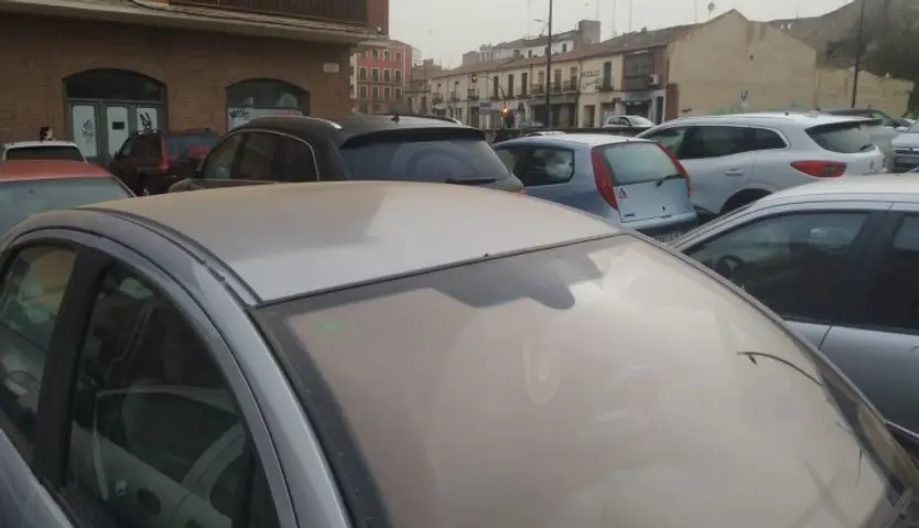 Imagen de vehículos con partículas de polvo y calima en el ambiente