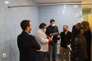 Benavente luce nuevos vestuarios masculinos en la piscina municipal