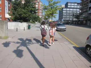 Dos adolescentes con mochilas. EUROPA PRESS Archivo