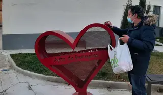 El alcalde de Benegiles recicla los tapones FOTO BENEGILES NOTICIA
