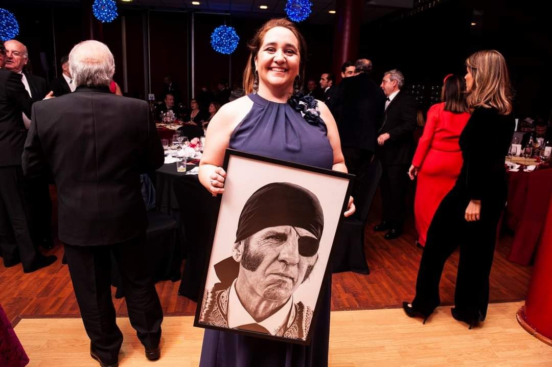 Mer Fidalgo posando con un cuadro de Padilla.