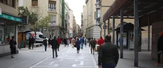 personas paseando por el centro de zamora