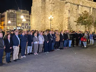 Autoridades y vecinos guardaron un minuto de silencio en la Plaza Mayor