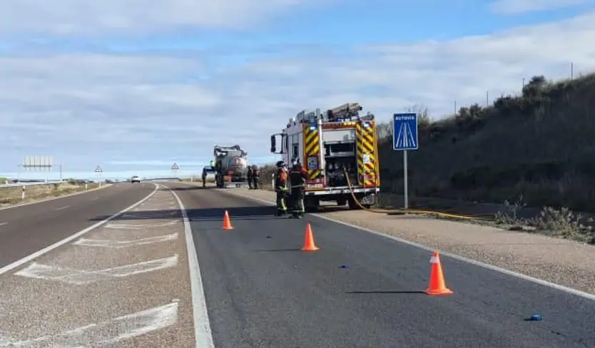 Avería de un camión con mercancías peligrosa en la A 11 en Zamora