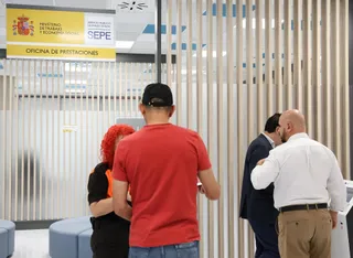 Varias personas en una oficina de empleo. Prestaciones Marta Fernández Jara Europa Press Archivo