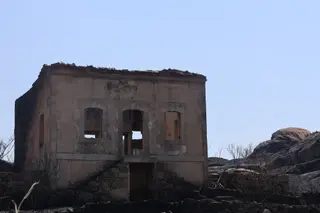 Edificio abandonado a la entrada de Fermoselle arrasado por el fuego | Alejandro Sardón
