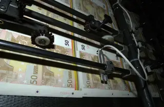 Imagen de una sábana recién impresa de billetes de 50 euros-Archivo