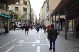 Paseantes por la calle Santa Clara de Zamora