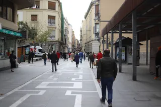 Paseantes por la calle Santa Clara de Zamora