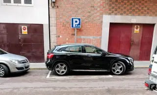 Coche mal aparcado