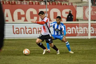 Jorge protege el balón en el duelo ante el Dépor