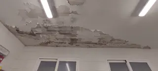 Estado del techo de un vestuario en Valorio