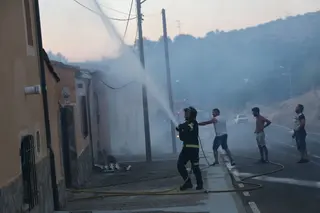 Las llamas entran en el casco urbano de Losacio Foto J.Leal ICAL (2)