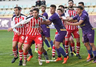Juanan pelea ante un defensor del Palencia Cristo Atlético