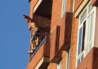 El joven subido al balcón en Benavente